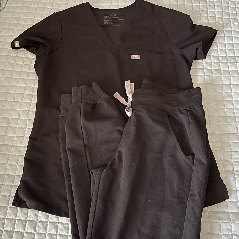 Black Figs set XS top, XS joggers GUC